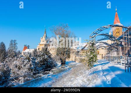 Die verschneite Winterlandschaft der Burg Pruhonice im Pruhonice Park am Prager Stadtrand, Tschechische Republik, 13. Dezember 2022. (CTK Photo/Libor Sojka) Stockfoto