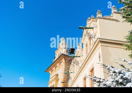 Die verschneite Winterlandschaft der Burg Pruhonice im Pruhonice Park am Prager Stadtrand, Tschechische Republik, 13. Dezember 2022. (CTK Photo/Libor Sojka) Stockfoto