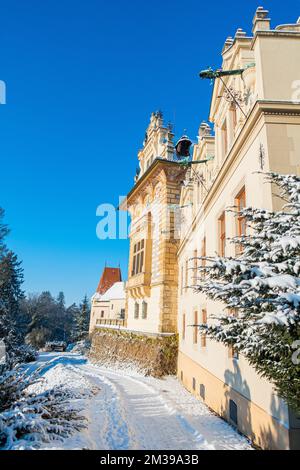 Die verschneite Winterlandschaft der Burg Pruhonice im Pruhonice Park am Prager Stadtrand, Tschechische Republik, 13. Dezember 2022. (CTK Photo/Libor Sojka) Stockfoto