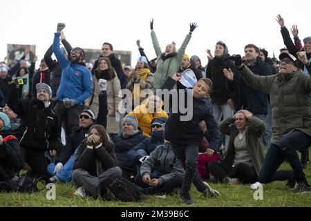 Ein Junge reagiert, während Radfans den Endspurt auf einer riesigen Leinwand beim Oude Kwaremont Kopfsteinpflasterklettern in Kluisbergen verfolgen, während des Herrenrenrenrennen „Ronde van Vlaanderen - Tour des Flandres - Tour of Flanders“ eintägiges Radrenrennen, 272,5km km von Antwerpen nach Oudenaarde, Sonntag, 03. April 2022. BELGA FOTO KRISTOF VAN ACCOM Stockfoto