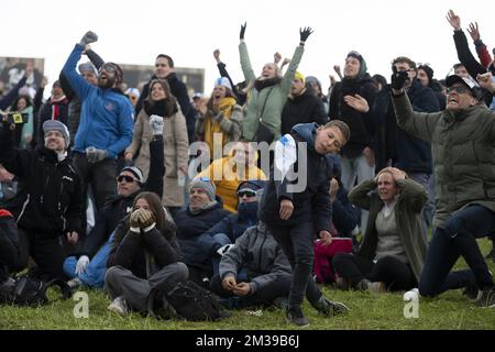 Ein Junge reagiert, während Radfans den Endspurt auf einer riesigen Leinwand beim Oude Kwaremont Kopfsteinpflasterklettern in Kluisbergen verfolgen, während des Herrenrenrenrennen „Ronde van Vlaanderen - Tour des Flandres - Tour of Flanders“ eintägiges Radrenrennen, 272,5km km von Antwerpen nach Oudenaarde, Sonntag, 03. April 2022. BELGA FOTO KRISTOF VAN ACCOM Stockfoto