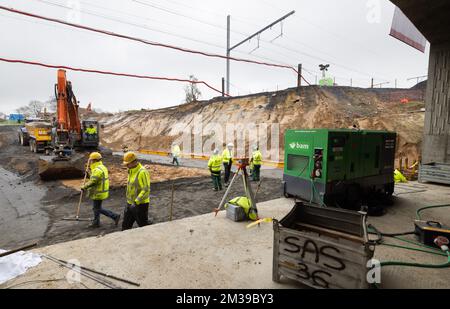 Illustration Foto, aufgenommen bei einem Besuch des Eisenbahninfrastrukturunternehmens Infrabel beim RER-GEN-Expressnetz Brüssel am Bahnhof Lillois in Lillois-Witterzee, Braine-l'Alleud am Dienstag, den 05. April 2022. BELGA FOTO BENOIT DOPPPAGNE Stockfoto