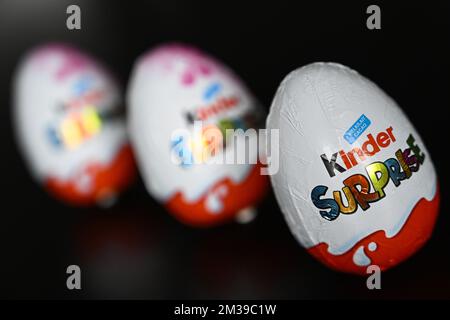 Abbildung zeigt das Schokoladenei „Kinder Surprise“, hergestellt von Ferrero, Sonntag, den 03. April 2022 in Brüssel. BELGA FOTO LAURIE DIEFFEMBACQ Stockfoto