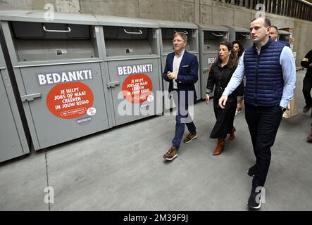 Virginijus Sinkevicius, EU-Kommissar für Umwelt, maritime Angelegenheiten und Fischerei, zeigte sich am Mittwoch, den 13. April 2022, bei einem Besuch des Textilrecyclingzentrums "Stroom" in Erembodgegem, Aalst. BELGA FOTO ERIC LALMAND Stockfoto