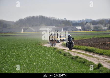 Jumbo-Visma-Fahrer bei den Vorbereitungen vor der 119.. Ausgabe des eintägigen Radrennen „Paris-Roubaix“, von Compiegne, in der Nähe von Paris, nach Roubaix, Donnerstag, 14. April 2022. Dies ist das erste Mal seit 2019, dass das Rennen im April wieder stattfinden kann, da frühere Ausgaben aufgrund der COVID-19-Pandemie abgesagt oder verschoben wurden. BELGA FOTO LUC CLAESSEN Stockfoto