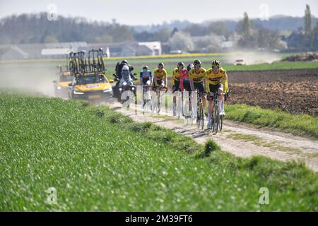 Jumbo-Visma-Fahrer bei den Vorbereitungen vor der 119.. Ausgabe des eintägigen Radrennen „Paris-Roubaix“, von Compiegne, in der Nähe von Paris, nach Roubaix, Donnerstag, 14. April 2022. Dies ist das erste Mal seit 2019, dass das Rennen im April wieder stattfinden kann, da frühere Ausgaben aufgrund der COVID-19-Pandemie abgesagt oder verschoben wurden. BELGA FOTO LUC CLAESSEN Stockfoto