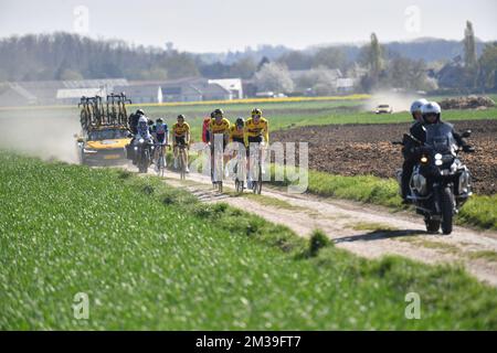 Jumbo-Visma-Fahrer bei den Vorbereitungen vor der 119.. Ausgabe des eintägigen Radrennen „Paris-Roubaix“, von Compiegne, in der Nähe von Paris, nach Roubaix, Donnerstag, 14. April 2022. Dies ist das erste Mal seit 2019, dass das Rennen im April wieder stattfinden kann, da frühere Ausgaben aufgrund der COVID-19-Pandemie abgesagt oder verschoben wurden. BELGA FOTO LUC CLAESSEN Stockfoto