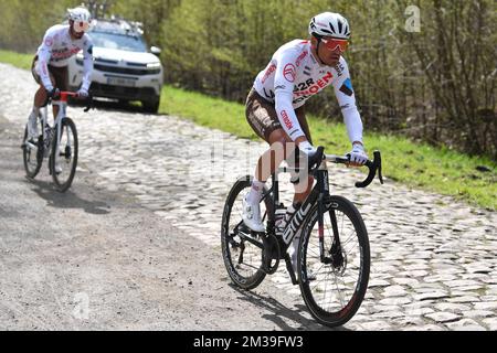 AG2R Citroen-Fahrer in Aktion während der Vorbereitungen für die 119.. Ausgabe des eintägigen Radrennens „Paris-Roubaix“, von Compiegne in der Nähe von Paris bis Roubaix, Donnerstag, den 14. April 2022. Dies ist das erste Mal seit 2019, dass das Rennen im April wieder stattfinden kann, da frühere Ausgaben aufgrund der COVID-19-Pandemie abgesagt oder verschoben wurden. BELGA FOTO LUC CLAESSEN Stockfoto