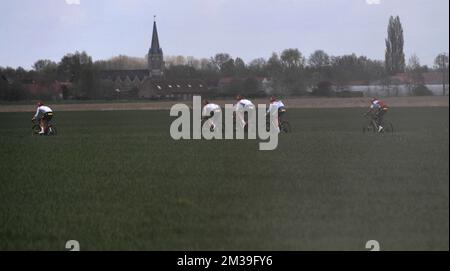 Abbildung zeigt Fahrer bei den Vorbereitungen für die 119.. Ausgabe des eintägigen Radrennen „Paris-Roubaix“ von Compiegne, in der Nähe von Paris, nach Roubaix, Donnerstag, 14. April 2022. Dies ist das erste Mal seit 2019, dass das Rennen im April wieder stattfinden kann, da frühere Ausgaben aufgrund der COVID-19-Pandemie abgesagt oder verschoben wurden. BELGA FOTO LUC CLAESSEN Stockfoto