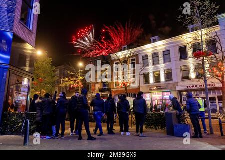 ROTTERDAM: Marokkanische Fußballfans nach dem Halbfinalspiel zwischen Marokko und Frankreich bei der Weltmeisterschaft in Katar. ANP JEFFREY GROENEWEG niederlande raus - belgien raus Stockfoto