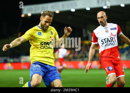 Daniel Maderner von Waasland-Beveren und Christophe Lepoint von Mouscron kämpfen um den Ball während eines Fußballspiels zwischen Waasland Beveren und RE Mouscron, Sonntag, den 17. April 2022 in Westerlo, am 28. Tag der zweiten Liga der belgischen Fußballmeisterschaft „1B Pro League“. BELGA FOTO DAVID PINTENS Stockfoto