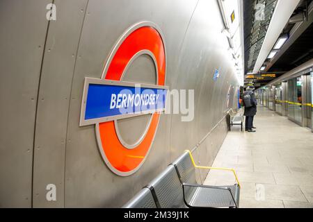 U-Bahn-Station Bermondsey, Rundweg und Bahnsteig der Jubilee Line, London, England, Großbritannien Stockfoto