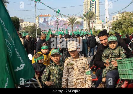 Gaza-Stadt, Gaza-Streifen, Palästina. 14.. Dezember 2022. Mitglieder und Anhänger der palästinensischen Bewegung Islamischer Widerstand Hamas nehmen am 14. Dezember 2022 an einer Kundgebung in Gaza-Stadt im Gazastreifen Teil, die anlässlich des 35.. Jahrestages der Gründung der Gruppe stattfindet. Foto: Abdelrahman Ismael/UPI Kredit: UPI/Alamy Live News Stockfoto