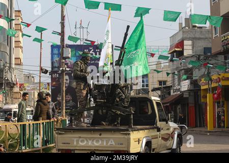 Gaza-Stadt, Gaza-Streifen, Palästina. 14.. Dezember 2022. Mitglieder und Anhänger der palästinensischen Bewegung Islamischer Widerstand Hamas nehmen am 14. Dezember 2022 an einer Kundgebung in Rafah-Stadt im Gazastreifen Teil, die anlässlich des 35.. Jahrestages der Gründung der Gruppe stattfindet. Foto: Abdelrahman Ismael/UPI Kredit: UPI/Alamy Live News Stockfoto