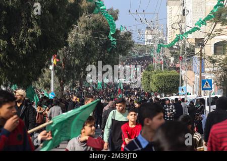 Gaza-Stadt, Gaza-Streifen, Palästina. 14.. Dezember 2022. Mitglieder und Anhänger der palästinensischen Bewegung Islamischer Widerstand Hamas nehmen am 14. Dezember 2022 an einer Kundgebung in Gaza-Stadt im Gazastreifen Teil, die anlässlich des 35.. Jahrestages der Gründung der Gruppe stattfindet. Foto: Abdelrahman Ismael/UPI Kredit: UPI/Alamy Live News Stockfoto