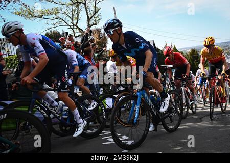 Spanischer Carlos Verona vom Movistar-Team in Aktion während der 86.. Ausgabe des Herrenrenrenrenrenrenrenrenrennen „La Fleche Wallonne“, einem eintägigen Radrennen (Waalse Pijl - Wallonischer Pfeil), 202,1 km von Blegny nach Huy, Mittwoch, den 20. April 2022. BELGA FOTO JASPER JACOBS Stockfoto