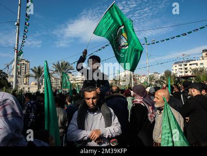 Gaza-Stadt, Gaza-Streifen, Palästina. 14.. Dezember 2022. Mitglieder und Anhänger der palästinensischen Bewegung Islamischer Widerstand Hamas nehmen am 14. Dezember 2022 an einer Kundgebung in Gaza-Stadt im Gazastreifen Teil, die anlässlich des 35.. Jahrestages der Gründung der Gruppe stattfindet. Foto: Abdelrahman Ismael/UPI Kredit: UPI/Alamy Live News Stockfoto