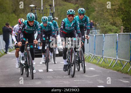 Bora-Hansgrohe-Fahrer in Aktion während eines Trainings und einer Aufklärungseinheit, vor dem eintägigen Radrennen Lüttich-Bastogne-Lüttich, auf der „Cote de la Redoute“ in Remouchamps, Aywaille, Freitag, den 22. April 2022. BELGA PHOTO VIRGINIE LEFOUR Stockfoto