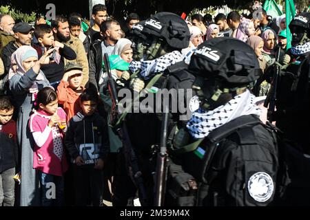 Gaza-Stadt, Gaza-Streifen, Palästina. 14.. Dezember 2022. Mitglieder und Anhänger der palästinensischen Bewegung Islamischer Widerstand Hamas nehmen am 14. Dezember 2022 an einer Kundgebung in Gaza-Stadt im Gazastreifen Teil, die anlässlich des 35.. Jahrestages der Gründung der Gruppe stattfindet. Foto: Abdelrahman Ismael/UPI Kredit: UPI/Alamy Live News Stockfoto