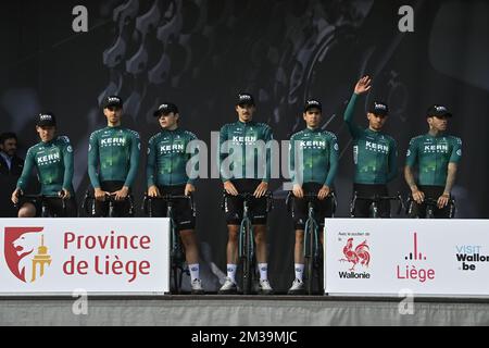 Equipo Kern Pharma Riders zu Beginn des eintägigen Radrennens Lüttich-Bastogne-Lüttich, 257,5km von Lüttich nach Lüttich, Sonntag, 24. April 2022, in Lüttich. BELGA FOTO ERIC LALMAND Stockfoto