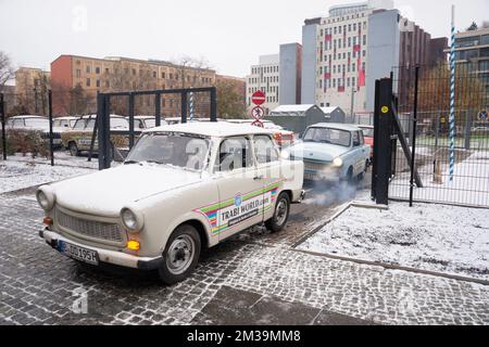 Trabant-Autos in Berlin verlassen das Gelände der Trabi World an einem kalten, verschneiten Tag Stockfoto