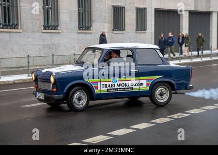 Ein Trabant-Auto aus Berlins Trabi World fährt vorbei. Rauchige Emissionen sind am Auspuffrohr des Fahrzeugs zu erkennen Stockfoto