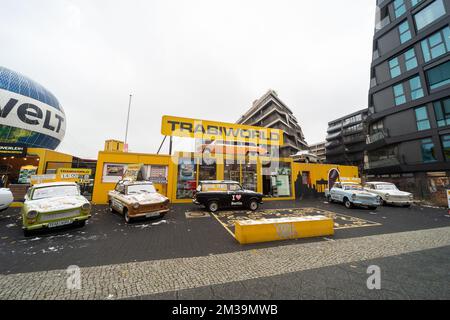 Trabi World, Berlin, Deutschland. Eine Selbstfahrer-Tour durch die Stadt in berühmten Trabant-Autos aus der ehemaligen DDR Stockfoto