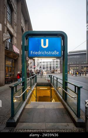 U-Bahn-Eingang Friedrichstraße, für U-Bahn-Schnellbahnsystem, Berlin, Deutschland Stockfoto