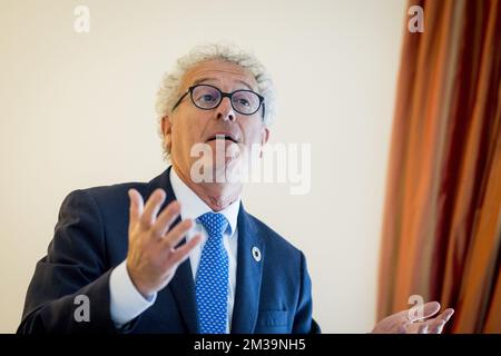 Der ehemalige luxemburgische Finanzminister Pierre Gramegna nahm am Montag, den 25. April 2022, im Rahmen einer Wirtschaftsmission von Voka Antwerpen-Waasland und der flämischen Regierung im Großherzogtum Luxemburg in Luxemburg ein Bild von einem Treffen in der belgischen Botschaft auf. BELGA FOTO JASPER JACOBS Stockfoto