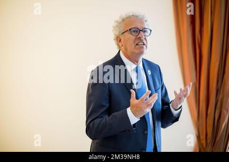 Der ehemalige luxemburgische Finanzminister Pierre Gramegna nahm am Montag, den 25. April 2022, im Rahmen einer Wirtschaftsmission von Voka Antwerpen-Waasland und der flämischen Regierung im Großherzogtum Luxemburg in Luxemburg ein Bild von einem Treffen in der belgischen Botschaft auf. BELGA FOTO JASPER JACOBS Stockfoto