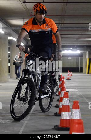 Abbildung zeigt Polizeiradfahrer, die auf einer Pressekonferenz der Bundespolizei über die Ausbildung der Polizeiradfahrer in Brüssel am Dienstag, den 26. April 2022, üben. BELGA FOTO ERIC LALMAND Stockfoto