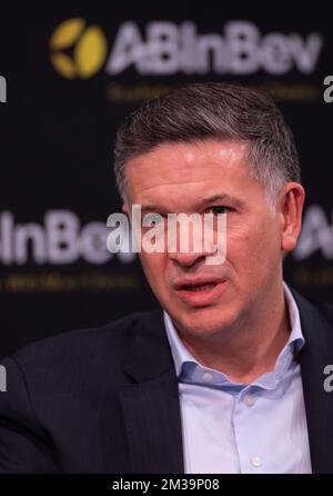 Michel Doukeris, CEO von ab Inbev, nahm am Mittwoch, den 27. April 2022, auf einer Pressekonferenz nach einer Aktionärsversammlung der Brauergruppe Anheuser-Busch InBev in Brüssel ein Bild von ab auf. BELGA FOTO BENOIT DOPPPAGNE Stockfoto