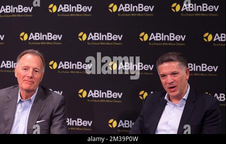 Ab InBev Vorstandsvorsitzender ab InBev Marty Barrington und ab Inbev CEO Michel Doukeris wurden auf einer Pressekonferenz im Anschluss an eine Aktionärsversammlung der Brauereigruppe Anheuser-Busch InBev am Mittwoch, den 27. April 2022 in Brüssel vorgestellt. BELGA FOTO BENOIT DOPPPAGNE Stockfoto