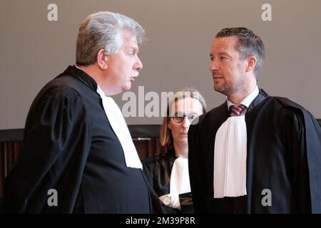 Rechtsanwalt Jean-Louis Gilissen und Rechtsanwalt Alexandre Wilmotte bildeten während der Verfassungssitzung der Jury das assizes-Verfahren gegen Terri Hoyoux und Gregory Baudin vor dem Assise Court der Provinz Lüttich am Mittwoch, den 27. April 2022 in Lüttich. Hoyoux und Baudin werden des Mordes an Anita Lekeu am 25. Oktober 2019 in Wanze beschuldigt. BELGA FOTO BRUNO FAHY Stockfoto