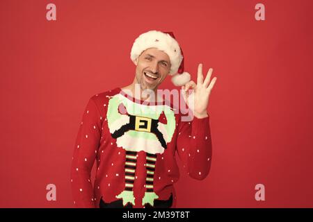 Der Weihnachtsmann sagt OK. Weihnachtselfe lächeln mit Ring-Geste. Frohe Weihnachten. Frohes neues Jahr Stockfoto