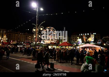 Der 588. Dresdner Striezelmarkt auf dem Altmarkt. Der Striezelmarkt ist der älteste Weihnachtsmarkt Deutschland. Dresden, 09.12.2022 Stockfoto