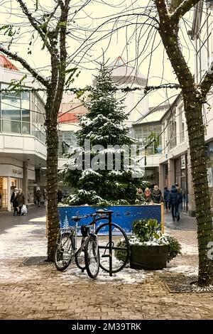 Schneebedeckter weihnachtsbaum im Maltings Shopping Centre, St. Albans, Hertfordshire Stockfoto