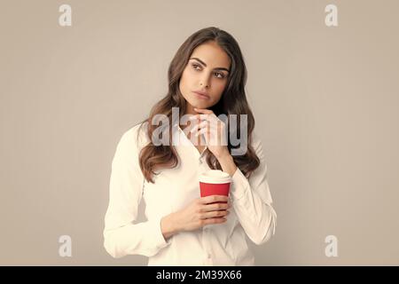 Geschäftsfrau Kaffee hild Tasse Kaffee auf grauem Hintergrund. Stockfoto