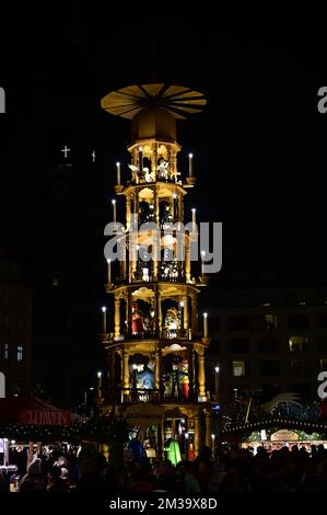 Der 588. Dresdner Striezelmarkt auf dem Altmarkt. Der Striezelmarkt ist der älteste Weihnachtsmarkt Deutschland. Dresden, 09.12.2022 Stockfoto