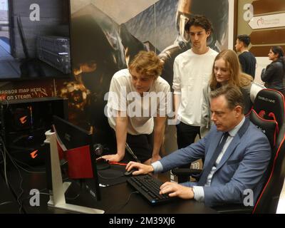 Bart De Wever von N-VA, mit zwei seiner Kinder Simon (hinten L) und Liesbet (hinten R) und einem unbekannten Freund von Simon (hinten C), dargestellt als er Counter Strike gegen den Komiker Boeva spielt (nicht abgebildet), Bei der Pressepräsentation der Karte „Antwerpener Hafen“ und dem Start des World Cup Counter-Strike, der am Samstag, den 07. Mai 2022 in Antwerpen stattfindet. Die World Counter-Strike Championship findet vom 19. Bis 22. Mai statt. Mehr als 50.000 Gaming-Fanatiker von zu Hause und vor allem aus dem Ausland kommen in den Sportpaleis, um ihre Lieblingsteams bei der Arbeit zu sehen. Um das Ereignis ins Rampenlicht zu rücken, die CI Stockfoto