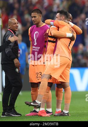 Al-Khor, Katar. 14.. Dezember 2022. Hugo Lloris (2. R), Torhüter Frankreichs, feiert nach dem Halbfinalspiel zwischen Frankreich und Marokko der FIFA-Weltmeisterschaft 2022 im Al Bayt-Stadion in Al Khor, Katar, am 14. Dezember 2022. Kredit: Li Ming/Xinhua/Alamy Live News Stockfoto