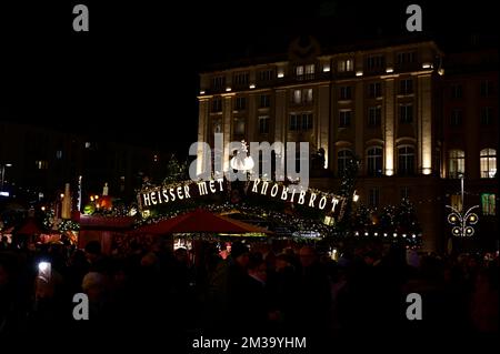 Der 588. Dresdner Striezelmarkt auf dem Altmarkt. Der Striezelmarkt ist der älteste Weihnachtsmarkt Deutschland. Dresden, 09.12.2022 Stockfoto