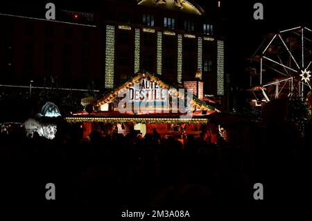 Der 588. Dresdner Striezelmarkt auf dem Altmarkt. Der Striezelmarkt ist der älteste Weihnachtsmarkt Deutschland. Dresden, 09.12.2022 Stockfoto