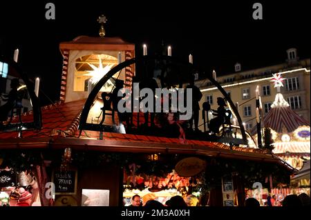 Der 588. Dresdner Striezelmarkt auf dem Altmarkt. Der Striezelmarkt ist der älteste Weihnachtsmarkt Deutschland. Dresden, 09.12.2022 Stockfoto