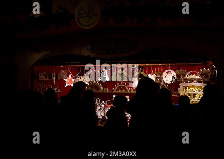 Der 588. Dresdner Striezelmarkt auf dem Altmarkt. Der Striezelmarkt ist der älteste Weihnachtsmarkt Deutschland. Dresden, 09.12.2022 Stockfoto