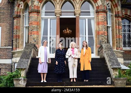 Prof. Dame Sarah Springman, Prinzessin des St. Hilda-College, Prof. Louise Richardson, Vizekanzlerin der Universität Oxford, Prinzessin Astrid von Belgien und Kronprinzessin Elisabeth, die während eines Besuchs der Universität Oxford während der Wirtschaftsmission im Vereinigten Königreich in London für die Fotografin posieren, Mittwoch, 11. Mai 2022 Mit über 400 Teilnehmern, 214 Unternehmen und Organisationen und vier Tagen Aktivitäten im Großraum London ist diese Mission eine der größten, die jemals von der belgischen Außenhandelsagentur organisiert wurde. BELGA FOTO JASPER JACOBS Stockfoto
