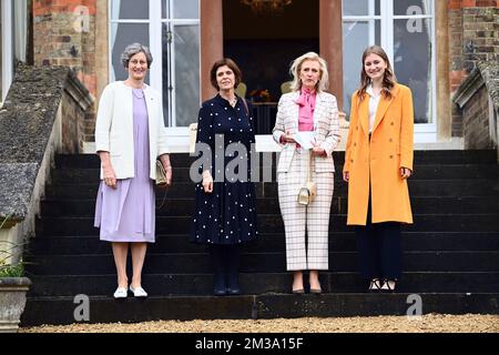 Prof. Dame Sarah Springman, Prinzessin des St. Hilda-College, Prof. Louise Richardson, Vizekanzlerin der Universität Oxford, Prinzessin Astrid von Belgien und Kronprinzessin Elisabeth, die während eines Besuchs der Universität Oxford während der Wirtschaftsmission im Vereinigten Königreich in London für die Fotografin posieren, Mittwoch, 11. Mai 2022 Mit über 400 Teilnehmern, 214 Unternehmen und Organisationen und vier Tagen Aktivitäten im Großraum London ist diese Mission eine der größten, die jemals von der belgischen Außenhandelsagentur organisiert wurde. BELGA FOTO JASPER JACOBS Stockfoto