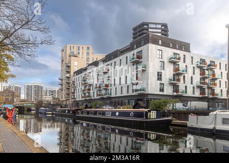 London, Großbritannien - 17. Juli 2016. Der Regent's Canal verläuft durch einen Bereich, in dem ständig Renovierungsarbeiten durchgeführt werden, mit neuen Apartmentgebäuden Stockfoto