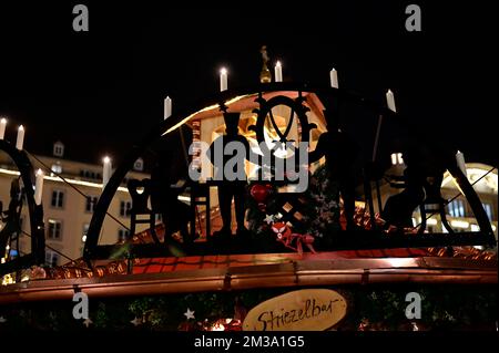 Der 588. Dresdner Striezelmarkt auf dem Altmarkt. Der Striezelmarkt ist der älteste Weihnachtsmarkt Deutschland. Dresden, 09.12.2022 Stockfoto