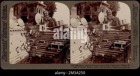 Hinduistische Pilger, die im Brunnen von Vishnu, Benares, Indien, Ghats, Flüssen, Pilger, Baden Stockfoto